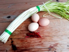 Đem nhặt sạch hẹ vàng, rửa sạch với nhiều nước rồi vớt ra để ráo, cắt hẹ thành những khúc ngắn khoảng 2-3cm.