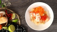 Trộn phần gỏi gồm bưởi, cà rốt, ớt sừng, tôm đã luộc và rau thơm băm nhuyễn lại với nhau, rưới nước sốt lên và trộn nhẹ tay để tránh làm nát bưởi.