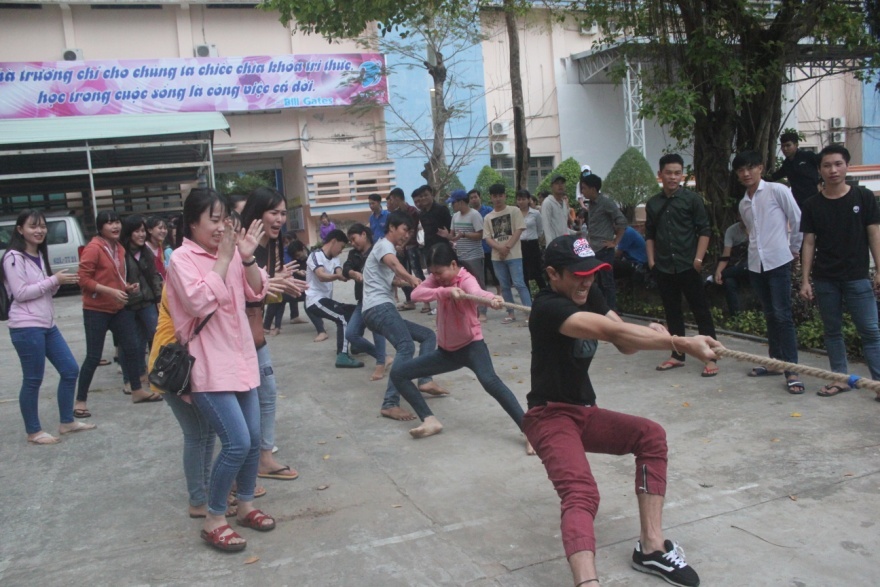 Đoàn viên sinh viên hào hứng với trò chơi kéo co