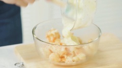 Trộn 100 gram sốt mayonnaise với 1 thìa canh đường, tiêu, 1/4 trái chanh,1 chút muối trộn đều đánh cho nhuyễn và hòa tan. Vớt tôm ra cho vào tô sốt Maiyonaise trộn đều rồi cho ra dĩa ăn nóng mới ngon.