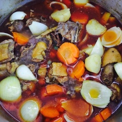 Cứ hầm trên lửa liu riu cho đến khi gà và cà rối, khoai Tây, đậu chín mềm là được. Nêm lại cho vừa ăn rồi tắt bếp