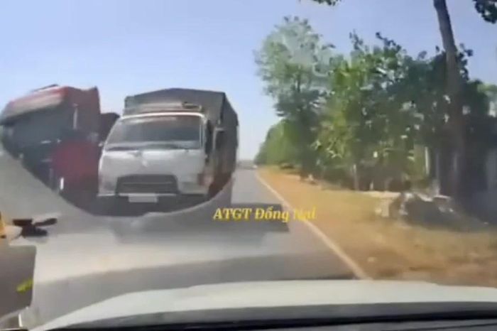 Tài xế xe tải vượt ẩu bất chấp nguy hiểm bị công an mời làm việc - Báo Tiền Phong