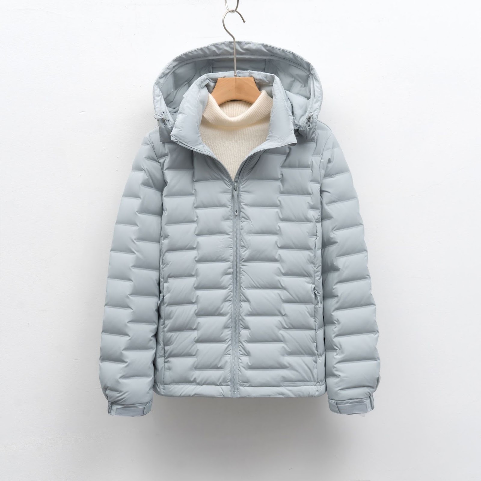 Lightweight women's down jacket with hood, short