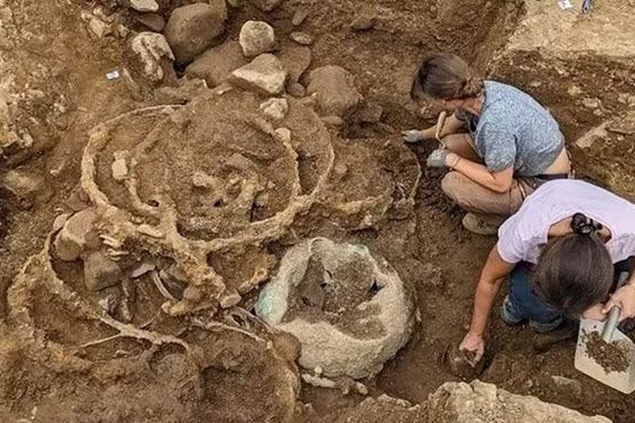 Khai quật khu chôn cất thời Đồ sắt nghi liên quan đến nữ hoàng Celt quyền lực - Báo Tri thức &amp; Cuộc sống