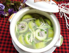 Phi thơm hành tím băm còn lại với 1/2 muỗng canh dầu ăn rồi đổ 1 tô nước vừa đủ ăn vào nồi, mở lửa lớn. Khi nước sôi, lần lượt thả từng miếng bí nhồi thịt vào, nêm 1.5 muỗng cà phê hạt nêm, 1/2 muỗng cà phê bột ngọt. Đun đến khi miếng bí vừa chín tới. Thêm ít hành lá cắt nhỏ rồi tắt bếp.