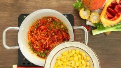Phi thơm 1 muỗng canh dầu ăn, 15 gr hành boa rô thêm nấm đùi gà, nấm kim châm và 100gr đậu hà lan, 100gr thịt gấc vào nồi, xào cho lên màu đẹp. Tiếp theo cho bắp mỹ, nước dùng rau củ vào, khuấy đều. Đun sôi nước dùng, nêm 2 muỗng canh hạt nêm cho vừa miệng.