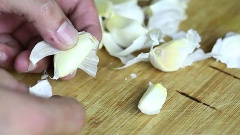 Mía tước vỏ, cắt khúc khoảng 3-4cm. Ớt rửa sạch, để nguyên trái. Tỏi bóc sạch vỏ.