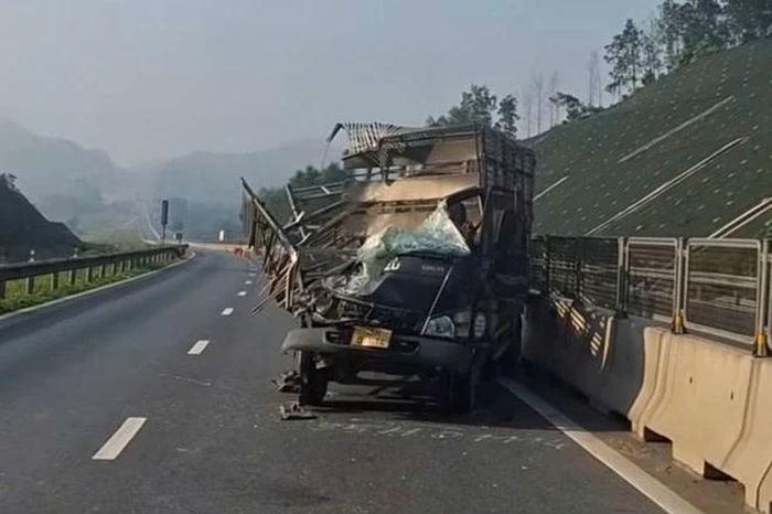 Xe tải va chạm xe đầu kéo, 2 người thương vong ở Quảng Trị - Báo Tri thức &amp; Cuộc sống