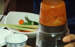 Cho củ ngệ gọt vỏ, 1/2 sả băm, 2 muỗng canh bột cà ri vào máy xay sinh tố. Đổ 1/2 chén nước vào, xay nhuyễn.
