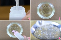 Cho hỗn hợp rau câu vào 1 cái chai sạch có đầu nhọn (như cahi tương ăn phở, hoặc bạn có thể dùng chai tương ớt rửa sạch cũng được). Chuẩn bị 1 tô lớn nước đá, sau đó đổ khoảng 1/2 chén dầu ăn vào sao cho tách lớp dầu ăn và nước. Nhỏ từng giọt rau câu vào tô, giọt rau câu qua lớp dầu sẽ tạo thành hình viên tròn đều, sau đó sẽ chìm xuống phần nước đá để đông cứng lại, thành viên trân châu thành phẩm.