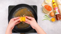 Cho bánh tráng lên chảo nóng, cho vào 1 muỗng canh ớt sa tế, tán đều. Cho tiếp 1 muỗng canh hành lá, 1 muỗng canh thịt heoi xào, 1 quả trứng gà lên trên, tán đều mặt bánh tráng. Đợi mặt bánh hơi ráo, cho tiếp thịt bằm, 1 muỗng canh pate gan, 1 viên phô mai, tán nhuyễn đều khắp mặt. Tiếp đến, rắc 1 muỗng canh tép khô, 1 muỗng canh hành phi, xếp 10gr xúc xích (cắt lát) lên trên mặt cho đẹp mắt. Xịt xốt mayonaise và tương ớt Maggi lên trên theo đường zic zăc là hoàn thành.
