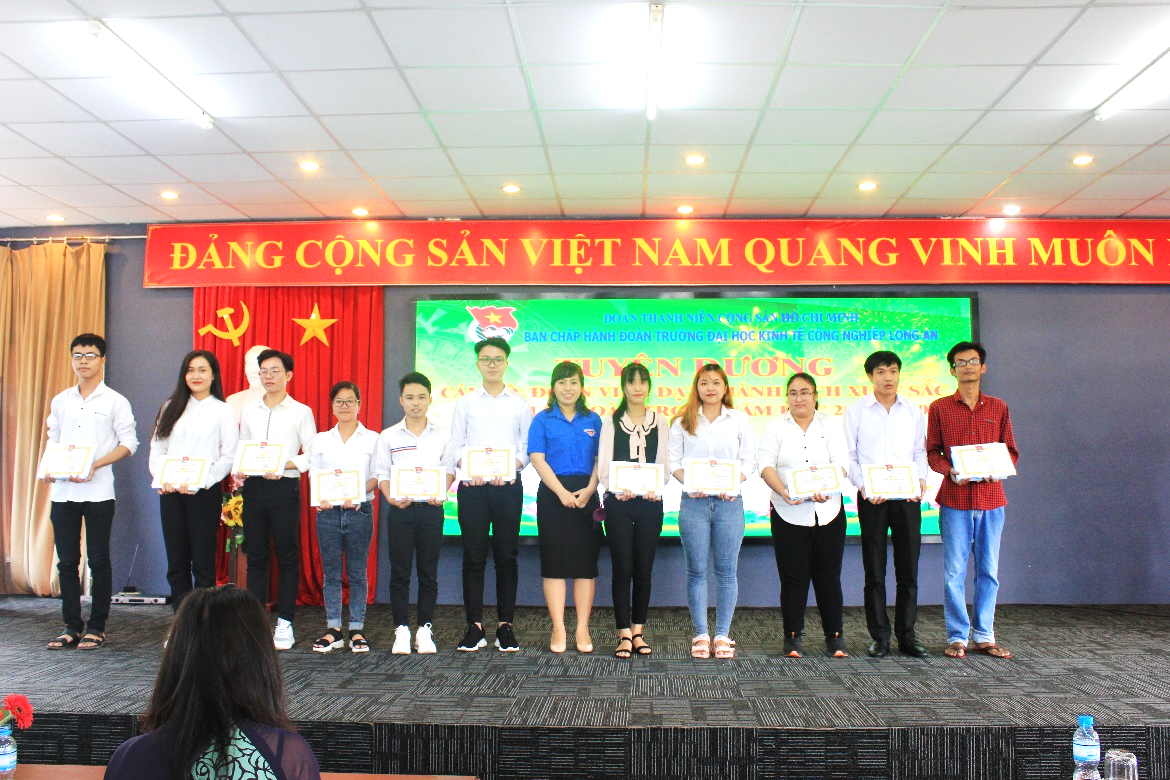 Khen thưởng cho Đoàn viên DLA đạt thành tích xuất sắc công tác Đoànnăm học 2019-2020