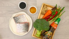 Cá chẽm lạng bỏ phần gân mỡ xương, cắt miếng vừa ăn cỡ 200-300g. Cà rốt cắt lát mỏng hình hoa, bông cải thái bông nhỏ. Đun sôi nồi nước với ít muối.