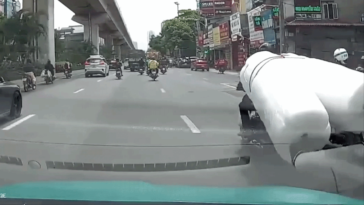 Clip: Xe máy chở cồng kềnh xô ngã cô gái vào đầu ô tô - Báo Tiền Phong