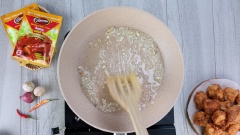 Bạn phi thơm 20gr tỏi băm, 20gr hành băm rồi cho gà đã chiên vàng vào đảo cho thơm. Bí quyết để có món gà xốt chua ngọt ngon là dùng gói xốt gia vị hoàn chỉnh Sườn xào chua ngọt Barona. Bạn vừa rưới gói sốt vừa đảo đều tay. Khi xốt đặc lại, bám đều xung quanh những miếng gà chiên vô cùng thơm ngon, rắc 10gr mè đã rang vào rồi tắt bếp.