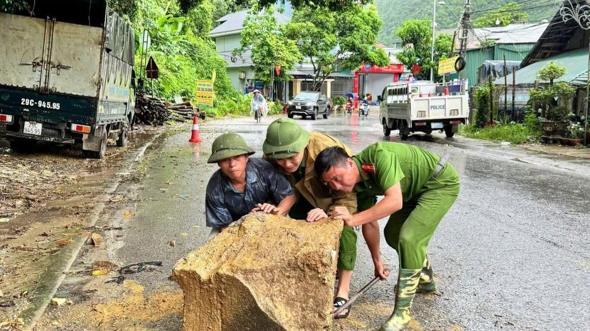 Sau mưa lớn kéo dài, công an, quân đội Lào Cai khẩn trương hỗ trợ người dân khắc phục hậu quả - Báo Tiền Phong