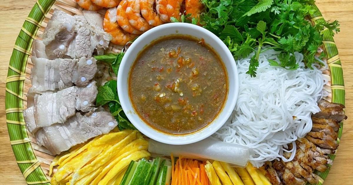 Bánh tráng cuốn thịt heo mắm nêm
