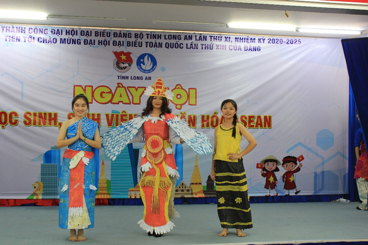 Phần thi thiết kế và trình diễn trang phục truyền thống Thái Lan, Việt Nam, Myanmar đến từ đội thi Thành đoàn Tân An 