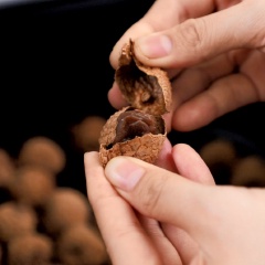 Tiếp theo, cho từng trái vải vào nồi chiên không dầu đã được làm nóng sẵn, rồi sấy ở nhiệt độ 80-85 độ trong vòng 30 phút thì lấy ra trở trái vải để vải được khô đều, làm như vậy khoảng 8-10 lần ( tổng cộng 4- 5 tiếng) đến khi trái vải khô hẳn. Lấy ra để nguội, bảo quản trong lọ thủy tinh hoặc trong hộp nhựa để nơi khô ráo.
