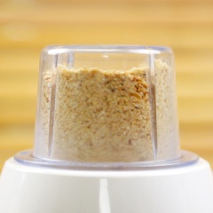 Bì heo: Để làm thính bạn cho 50gr gạo rang vàng và 50gr đậu nành rang vàng vào cối xay nhuyễn. Kế đến, để làm thịt cho bì bạn xé sợi 2 miếng sườn chay (ngâm mềm, vắt ráo nước) rồi cắt khúc 3 - 4cm. Sau đó, bắc chảo lên bếp, cho 1 muỗng canh dầu ăn vào đun sôi, cho tiếp phần sườn non vào cùng với 1 muỗng cà phê hạt nêm, 1 muỗng cà phê nước tương xào vào 2 phút. Cuối cùng, bạn trộn thính, thịt chay vào 2 lọn bún tàu đã trụng mềm, dùng tay trộn đều để bún tàu được áo hoàn toàn bởi thính.