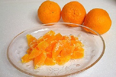 Cam bóc vỏ, nhẹ nhàng tách lấy từng múi cam, cho ra đĩa.