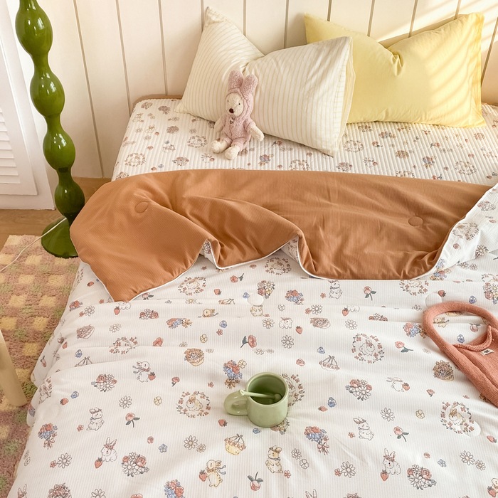 Lightweight summer blanket with seersucker structure