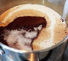 Cho kem tươi, bột cacao, đường trắng vào nồi, khuấy đều. Sau đó, nấu nhỏ lửa cho đến khi đường tan chảy hoàn toàn, hỗn hợp trở nên đồng nhất.