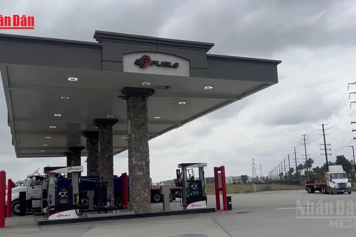 Giá dầu diesel tại California, Mỹ lập kỷ lục mới do xung đột tại Iran - Báo Nhân Dân