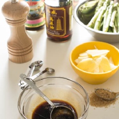 Làm nước sốt: cho 1 muỗng canh nước tương, 1 muỗng canh dầu hào, 1/2 muỗng cà phê đường nâu, 1/2 muỗng cà phê dầu mè, 1/4 muỗng cà phê tiêu vào chén khuấy đều. Tôm làm sạch, lột bỏ vỏ chừa một phần ở đuôi cho đẹp, lấy chỉ lưng, rửa sạch, để ráo nước. Măng tây rửa sạch, cắt khúc. Làm nóng chảo với dầu ăn, cho tôm vào xào khoảng 30 giây rồi lấy ra. Sau đó cho măng tây vào xào 3 - 4 phút cho măng mềm thì cho tiếp gừng và hành tây xắt sợi vào đảo đều.
