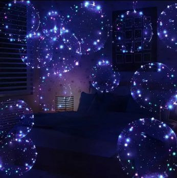 Salon plongé dans le noir, constellé de bulles lumineuses
