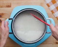 Vo nếp cho sạch, bắc lên nồi đun sôi cùng nước, sau đó đậy nắp, nấu nhỏ lửa trong 20 phút. Trong lúc đó chuẩn bị nước cốt dừa: làm nóng chảo, đổ nước cốt dừa, muối, đường vào khuấy đều liên tục đến khi đường tan, đun thêm 1 phút thì tắt bếp.
