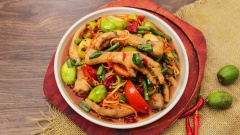 Món gỏi chân gà sốt Thái là món ăn bắt mắt và được nhiều người ưa thích. Đây có thề vừa dùng làm món ăn chơi, món nhậu hay món gỏi cho bữa cơm gia đình mình thêm sắc màu và phong vị.