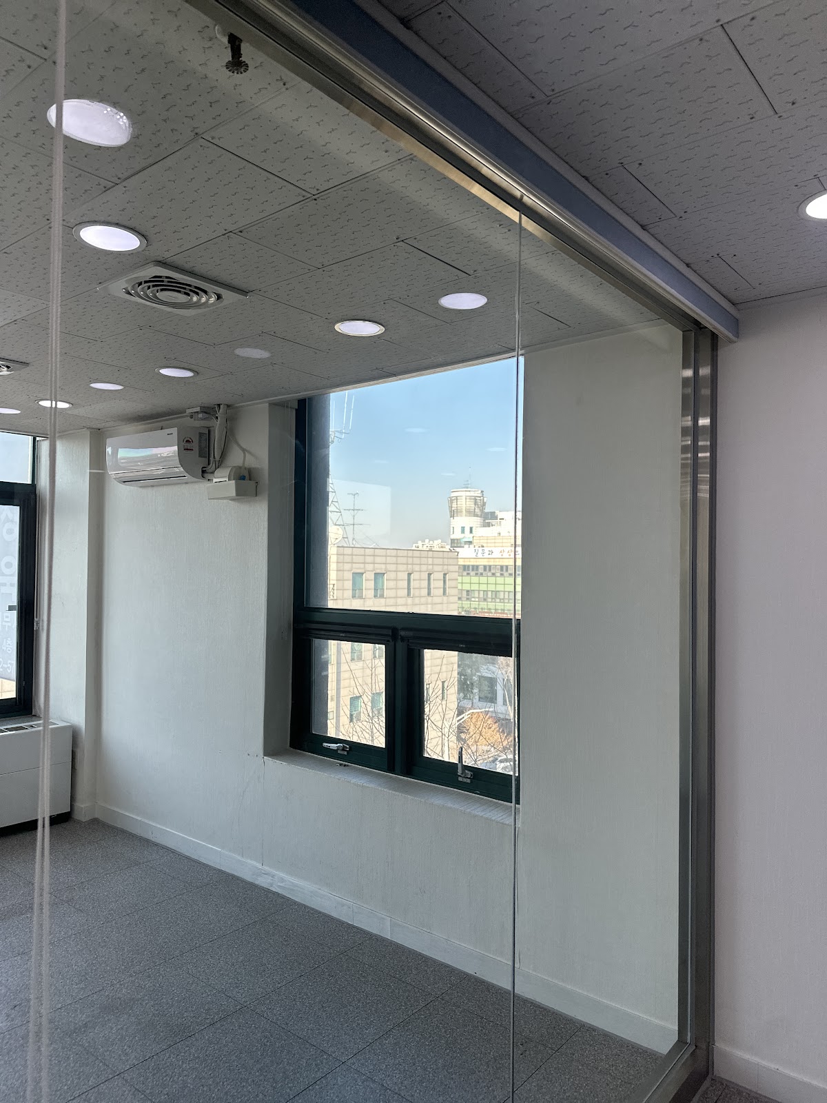 인천 연수구 센텀하이브 복도 바닥 왁스 코팅 전후 비교