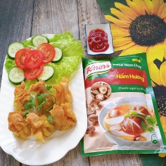 Hoàn thành: Xếp hoành thánh ra dĩa, bày chung với xà lách, cà chua,dưa leo. Khi ăn chấm kèm tương xí muội hoặc tương cà đều rất ngon.