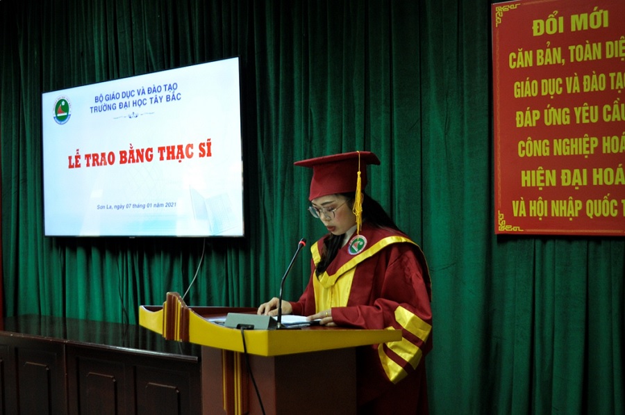 Lễ trao bằng thạc sĩ cho học viên cao học K7 tại Trường Đại học Tây Bắc