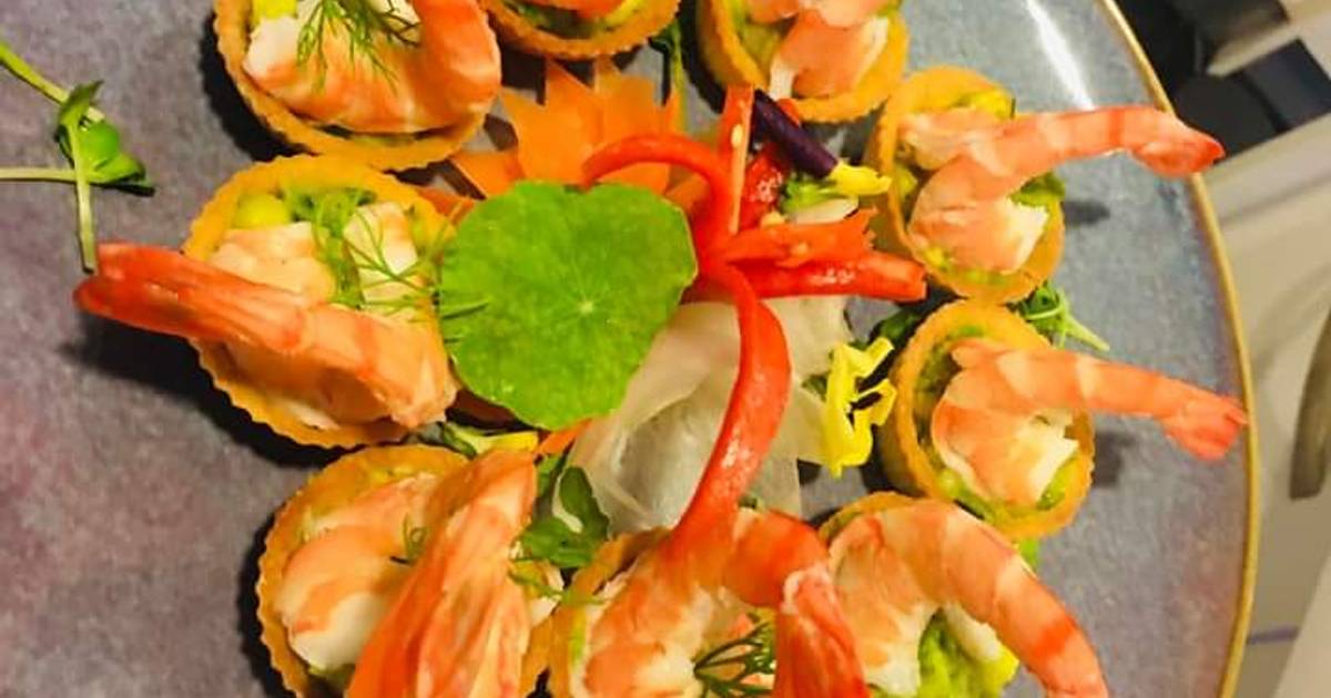 Guacamole sauce with prawn and corn tortilla