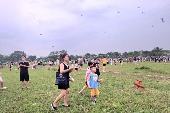 Thả diều - thú vui 'gây nghiện' mới của nhiều người Hà Nội: Mưa cũng chơi, tối vẫn đông kín bãi - Báo Sức Khỏe &amp; Đời Sống