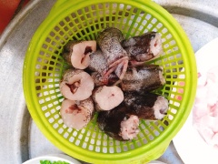 Rửa sạch cá bống với muối, tiếp đến là rượu trắng để khử mùi tanh sau đó rửa sạch lại với nước để ráo. Thịt ba chỉ và mỡ heo bạn làm tương tự, để ráo. Sơ chế hành tím, đầu hành lá, ớt, hành lá cho sạch và để sẵn.