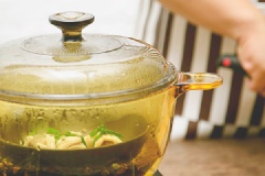 Đun sôi nước và cho mực đã cuộn vào hấp cách thủy, bạn nhớ cho thêm gừng vào nồi nước để khử mùi tanh nhé.