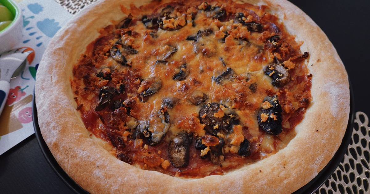 Pizza nấm phô mai và salami (xúc xích)