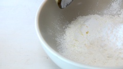 Nguyên liệu cho phần vỏ bánh crepe sầu riêng. Chuẩn bị phần nguyên liệu lỏng: tách 2 quả trứng gà vào ca đong cùng 300ml sữa tươi, 150ml nước cốt dừa, khuấy đều cho tất cả hoà quyện vào nhau. Làm phần bột khô: cho 100gr bột mì, 35gr bột bắp và 40gr đường bột vào tô lớn, dùng phới lồng trộn đều hỗn hợp.