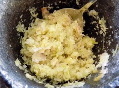 Thịt bò rửa sạch, lau khô, thái lát hơi mỏng theo thớ. Tỏi, sả thái nhỏ và gừng thái lát cho hết vào cối giã rồi cho ra tô trộn cùng các gia vị đã chuẩn bị, trộn đều lên.
