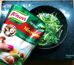 Cho rau cần vào đảo nhanh, bổ sung thêm hạt nêm Knorr Nấm Hương nếu cần.