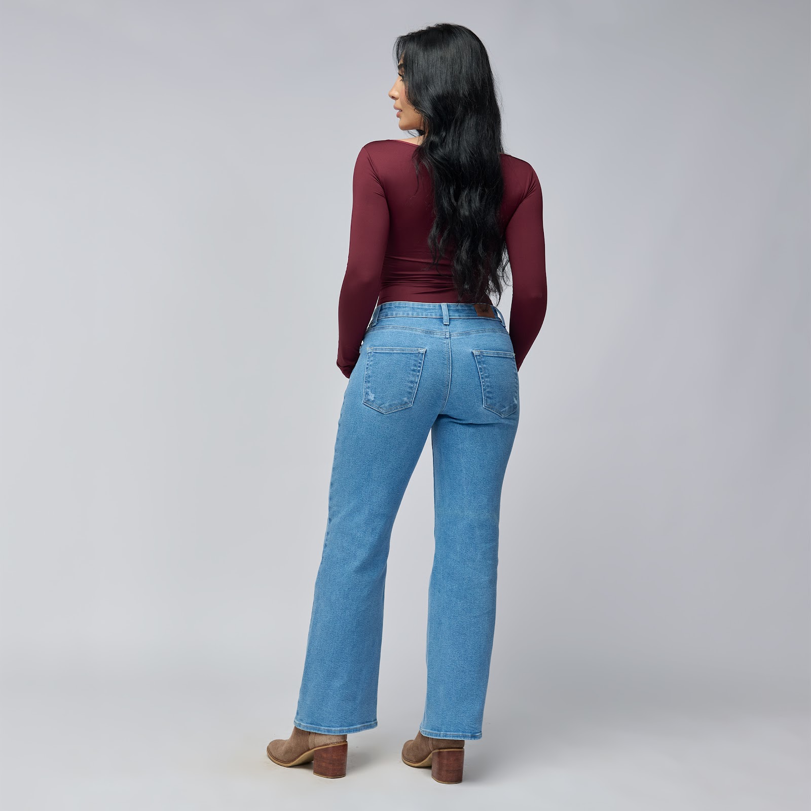 Jean vaquero flare tiro medio en denim licrado, color azul claro - Vista 4