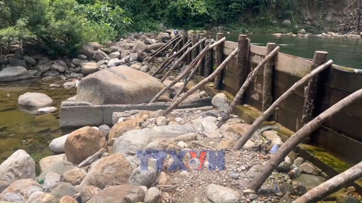 Huế tháo dỡ đập ngăn suối Khe su, trả lại dòng chảy tự nhiên - Bnews