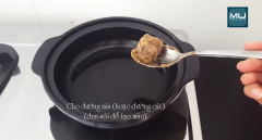 Bắc nồi lên bếp, bật lửa. Cho 1/2 chén nước vào, sau đó cho 1 cục (10gr) đường mía hoặc đường cát vào nấu sôi để tạo màu. Khi được màu cánh gián, sền sệt ta cho cá đã ướp vào và trở đều 2 mặt cho thấm đường.