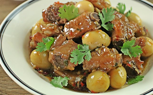 Sườn Non Kho Trứng Cút Nước Tương Maggi