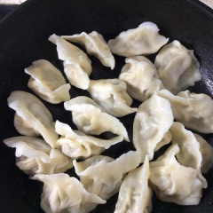 Trong chảo đáy phẳng và dày, đun nóng ít dầu ăn đủ để láng chảo, đặt các miếng bánh sủi cảo vào chiên lửa vừa cho chín cháy xém các đáy bánh và các mặt là được nhé!