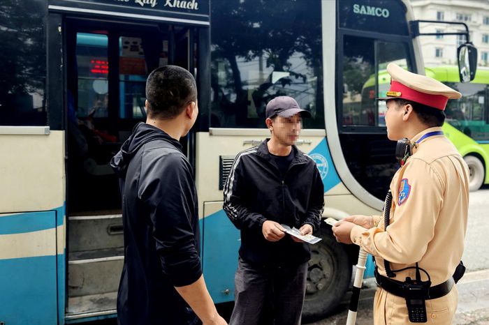 CSGT tăng cường kiểm tra xe khách dịp nghỉ lễ - Đài Phát thanh và truyền hình Hà Nội