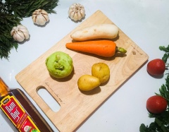 Cà rốt, su hào, củ cải trắng, khoai tây, gọt vỏ, rửa sạch, cắt khúc nhỏ vừa ăn. Tôm bóc bỏ vỏ, thịt để miếng vuông lớn. Nấu nồi nước sôi, cho tôm và thịt vào nước luộc chín, chú ý vớt bọt giúp nước trong.